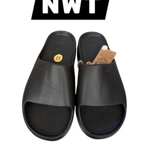 NWT Freewaters Men's Black Slide Sandals